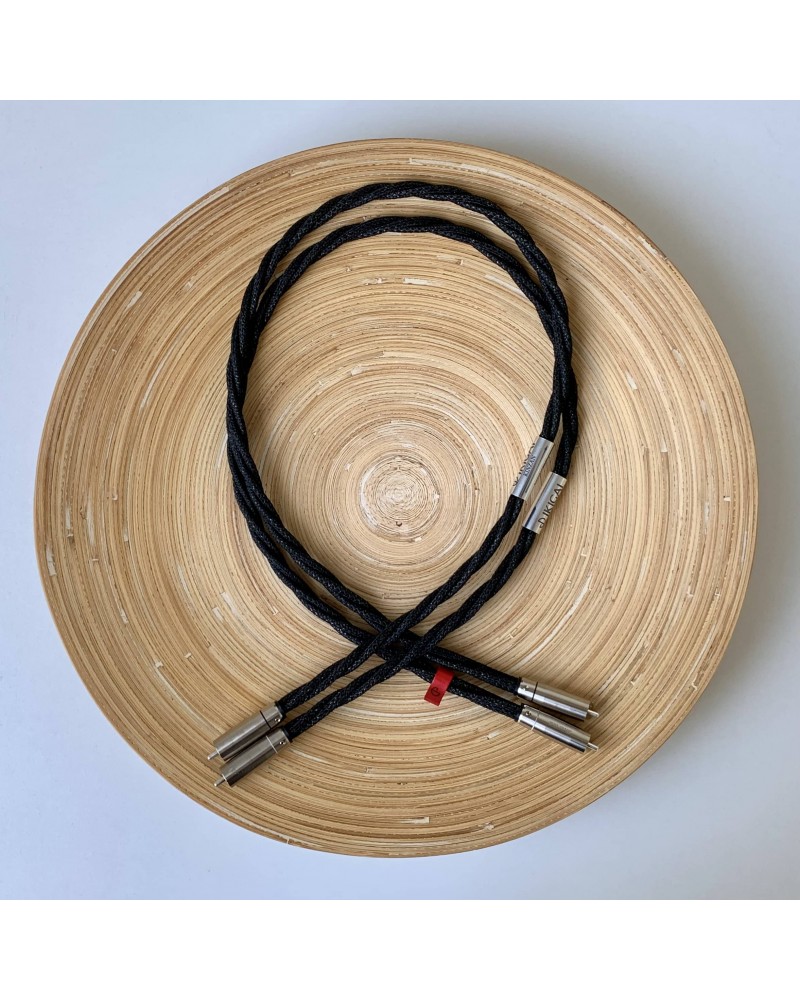 Design soigné et matériaux nobles pour un câble alliant esthétique et performance.