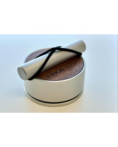 Vue rapprochée du support Ikigai Sugure en environnement hi-fi.