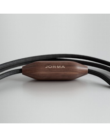 Jorma Statement Encore — gros plan sur la coque en noyer gravée Jorma