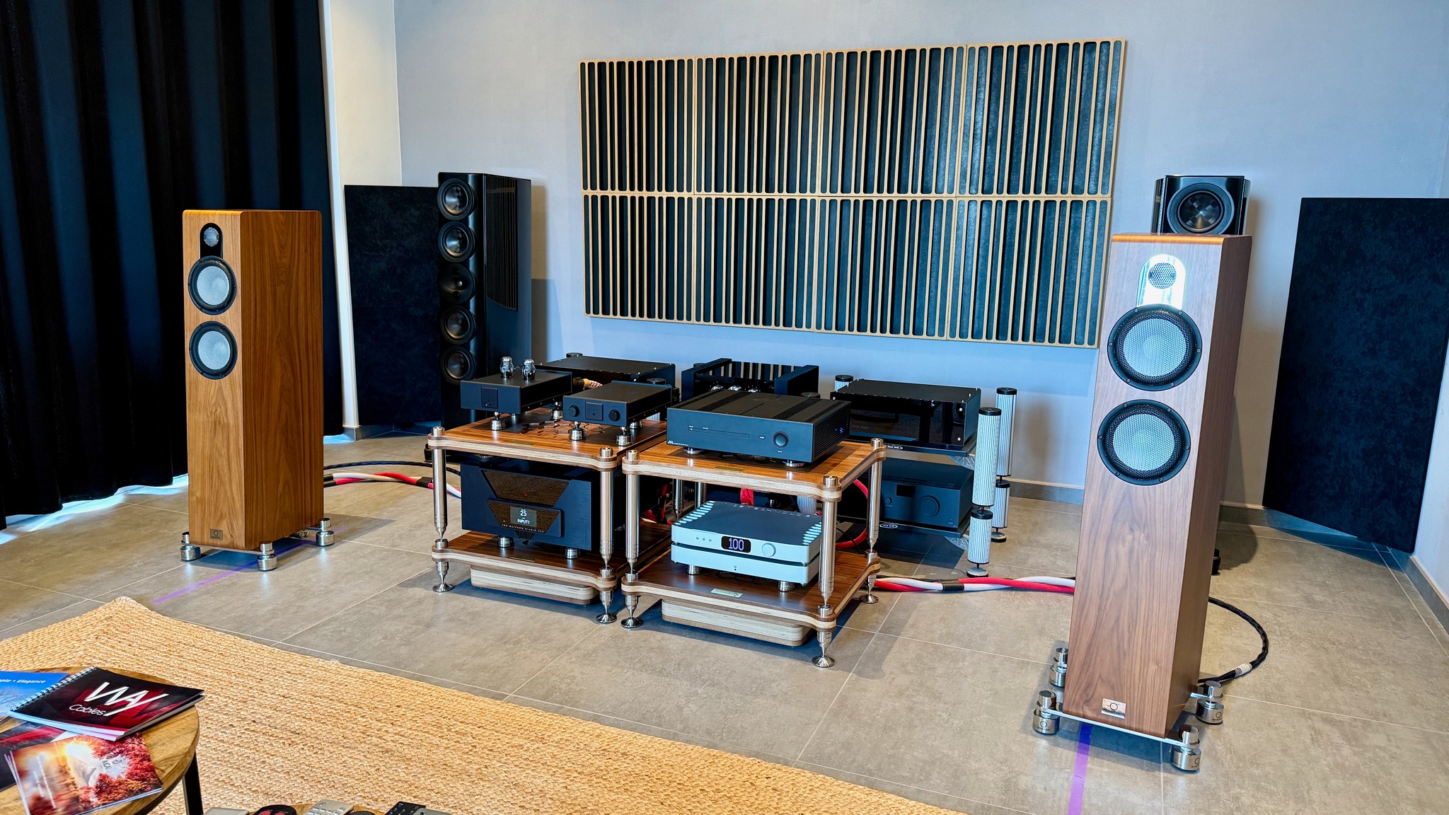 Auditorium HifiGroov à Hollain avec enceintes Marten Parker Trio en démonstration, installation haute-fidélité haut de gamme en Belgique.