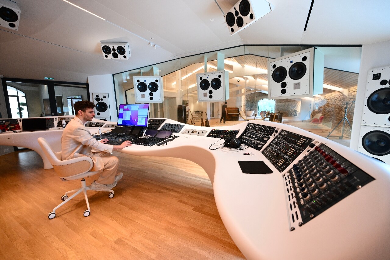 ATC SCM enceintes monitoring studio professionnel ingénieur son console mixage