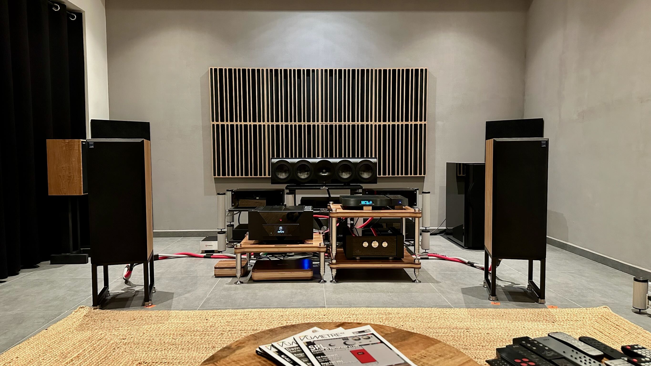 Système hifi complet ATC SCM50 avec amplificateur et source dans salon moderne