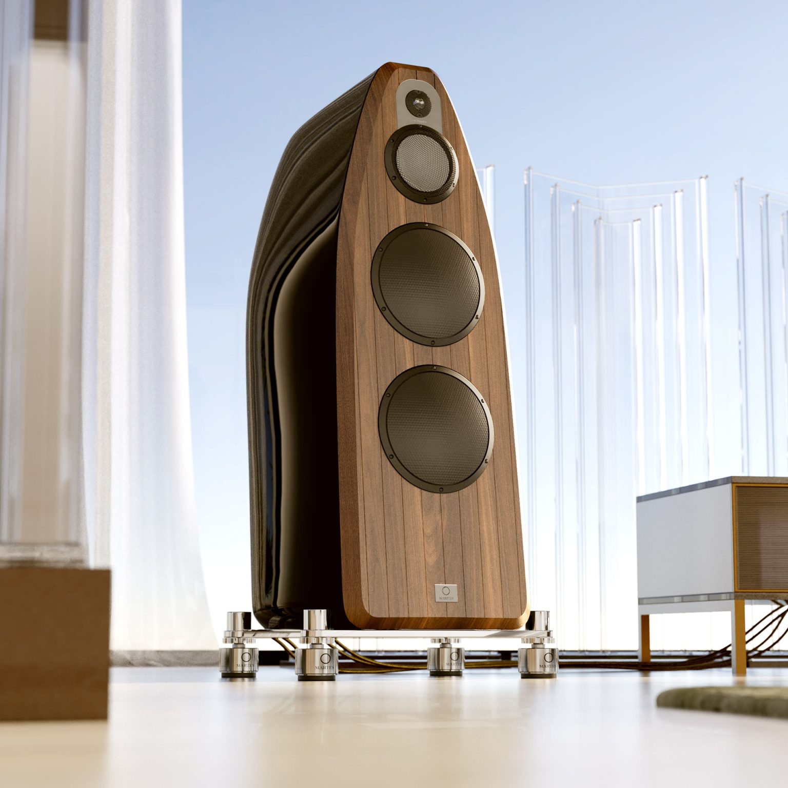 Enceintes Marten Coltrane 3 en finition piano black dans un salon haut de gamme, lumière tamisée